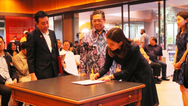 Merry Riana menandatangani kesiapannya sebagai Duta Catur Indonesia